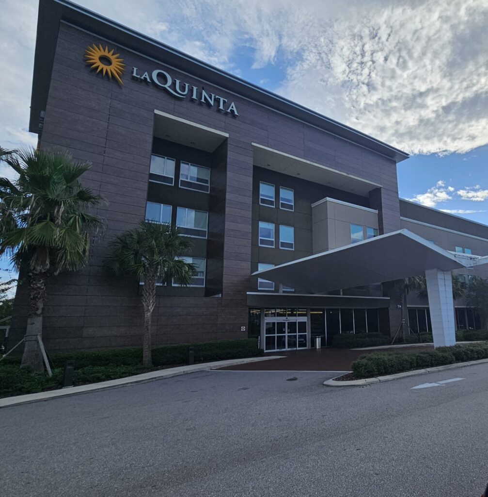 Exterior view of a La Quinta hotel which uses housekeepers from VillaPower Global Services.